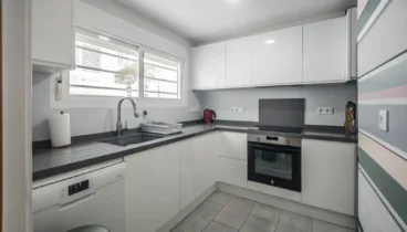 Funcionalidad y estilo en una cocina totalmente equipada