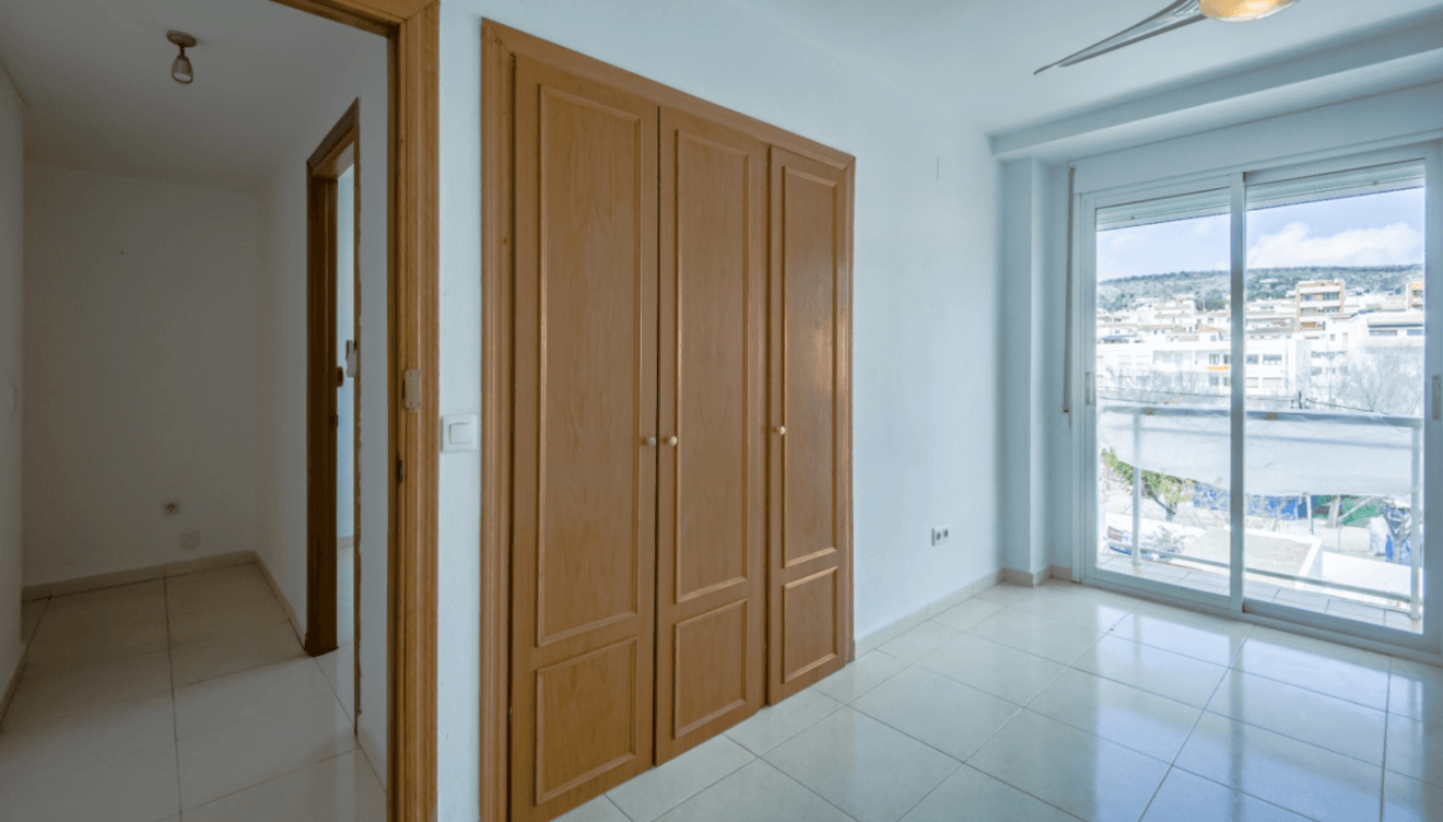 Habitación principal con armario empotrado