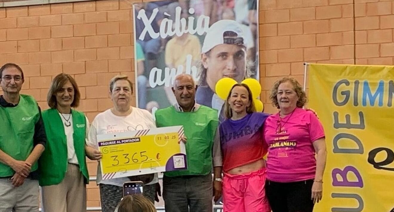 Entrega del cheque donativo al cáncer