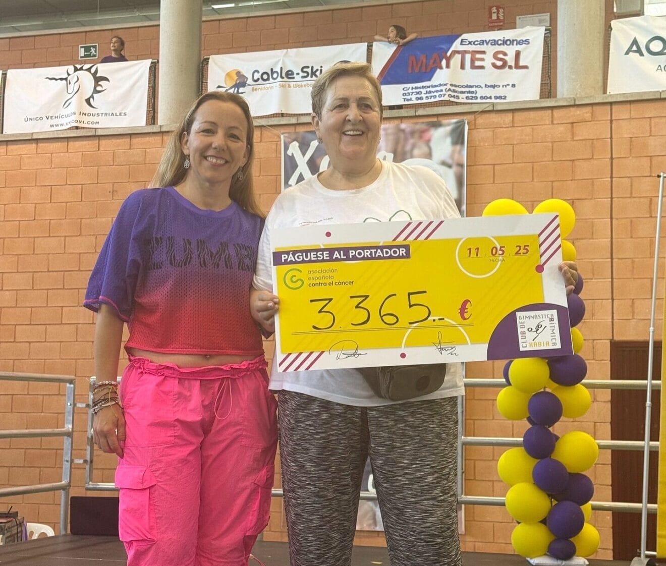Donación del cheque solidario al cáncer