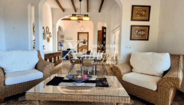 Interior del chalet en primera línea con vistas al mar