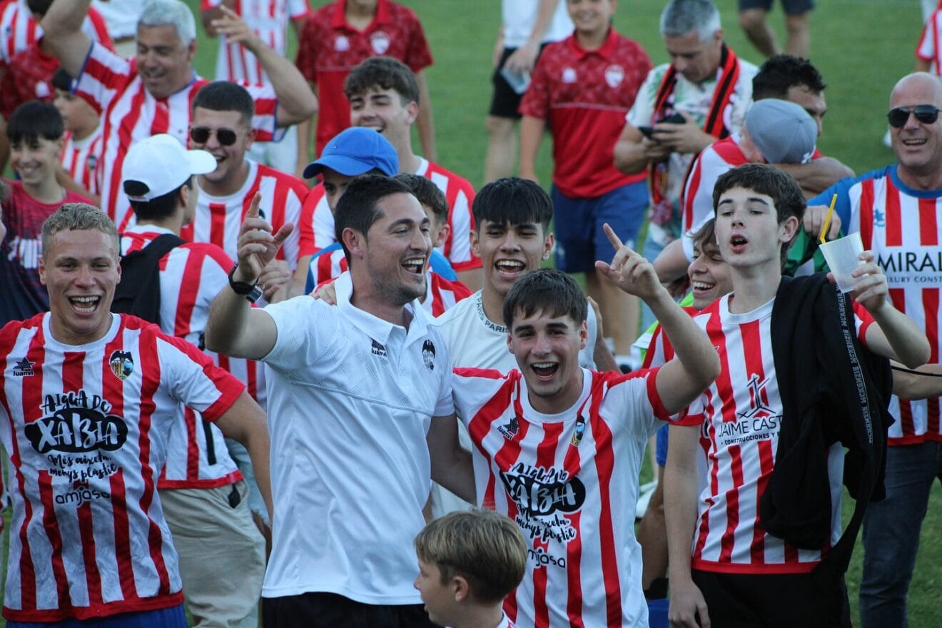 Julio Ivorra, entrenador celebrando el ascenso