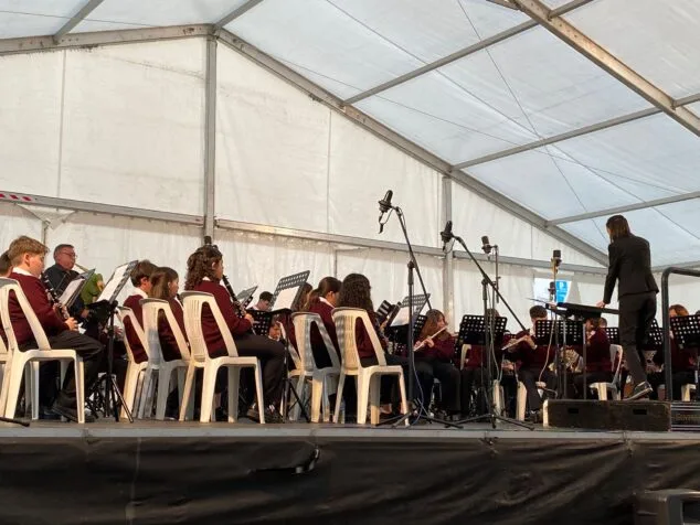 Imagen: La banda Jove de Xàbia durante el concierto