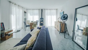 Luz natural y diseño moderno en un salón que invita a quedarse