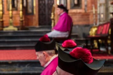 Mítico bonete español cuatro puntas con la borla fucsia propia de los canónigos y que le correspondería a los pavordes de Jávea | Foto archivo particular.