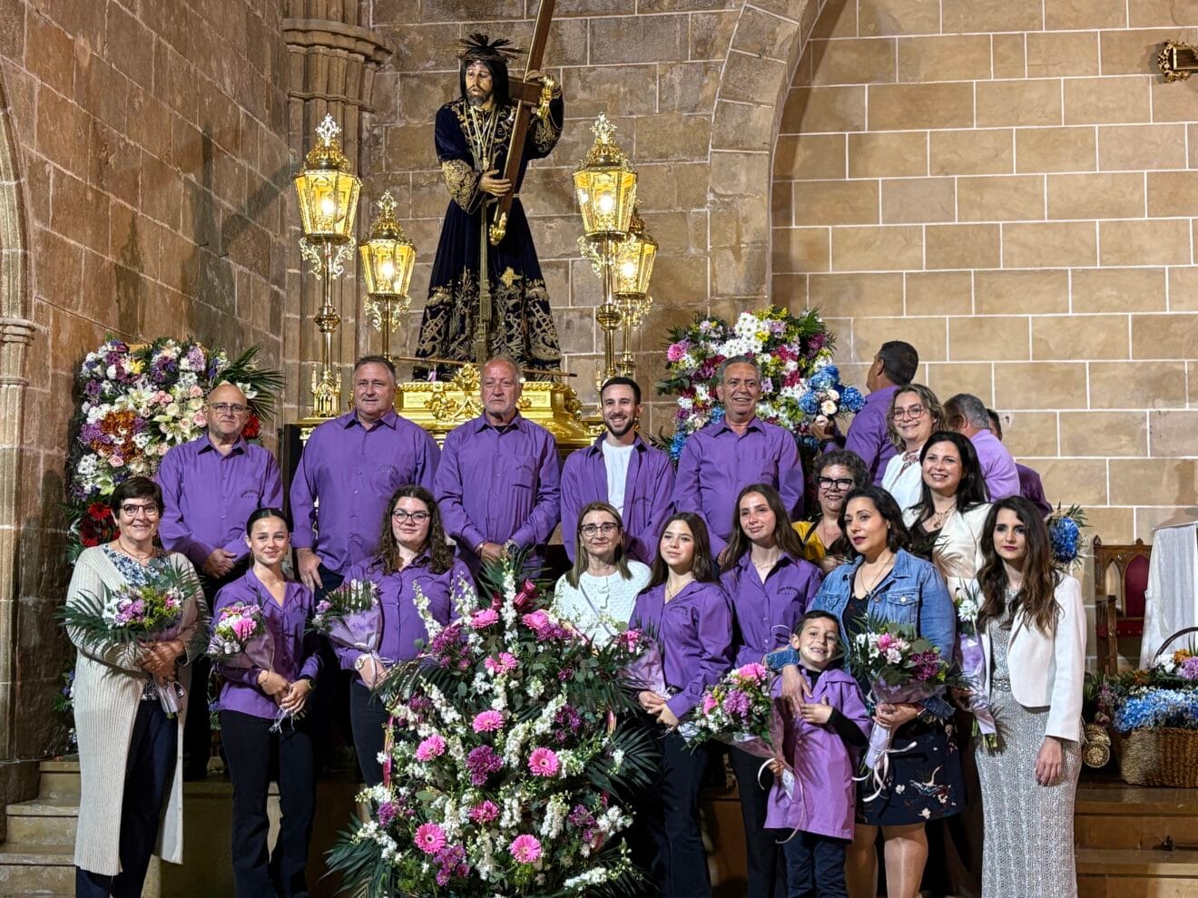 Mayorales del Nazareno 2025 con sus familias en la Ofrenda de flores a Jesús Nazareno Xàbia