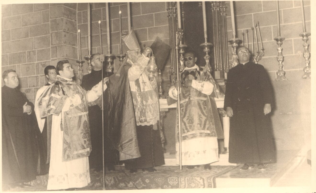 Don Juan Esteve -ataviado con las vestimentas de pavorde- en la izquierda, en un momento de la ceremonia de rehabilitación. 1 de mayo de 1961 | Foto AMX