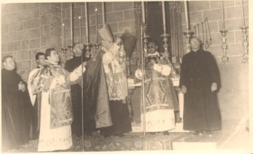 Don Juan Esteve -ataviado con las vestimentas de pavorde- en la izquierda, en un momento de la ceremonia de rehabilitación. 1 de mayo de 1961 | Foto AMX
