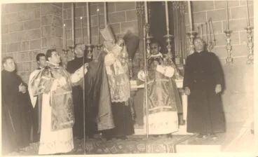 Don Juan Esteve -ataviado con las vestimentas de pavorde- en la izquierda, en un momento de la ceremonia de rehabilitación. 1 de mayo de 1961 | Foto AMX