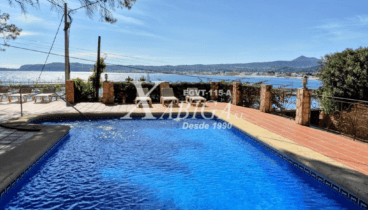 Piscina grande con vistas al mar