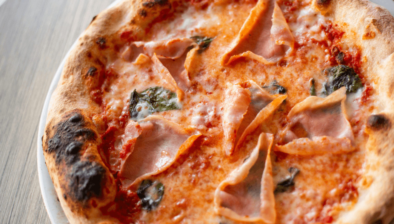 Pizza artesanal elaborada en la pizzería Fabbrica della Pizza