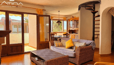 Salón con chimenea y salida a terraza