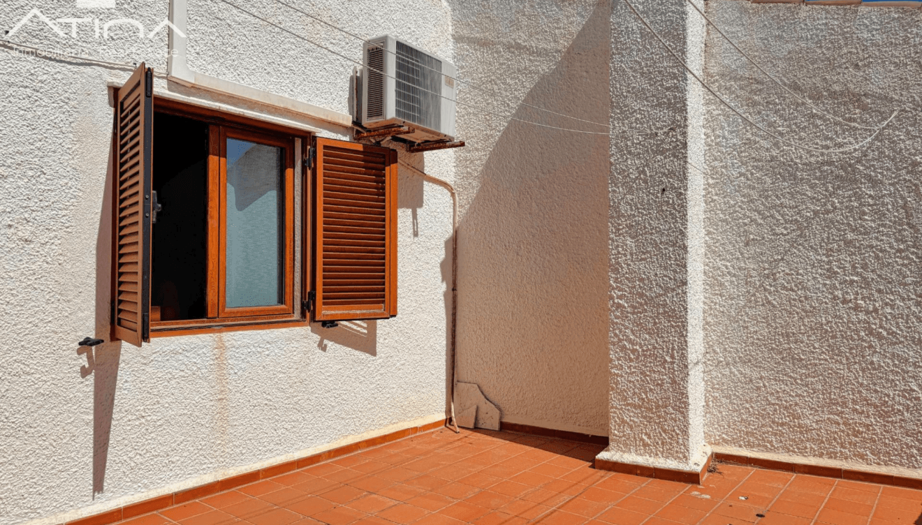 Terraza con vistas al mar y zonas comunes