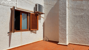 Terraza con vistas al mar y zonas comunes