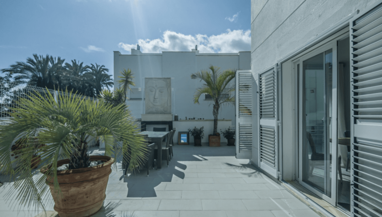 Terraza espaciosa y moderna
