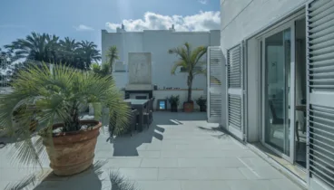 Tu propio oasis mediterráneo a tan solo pasos del puerto