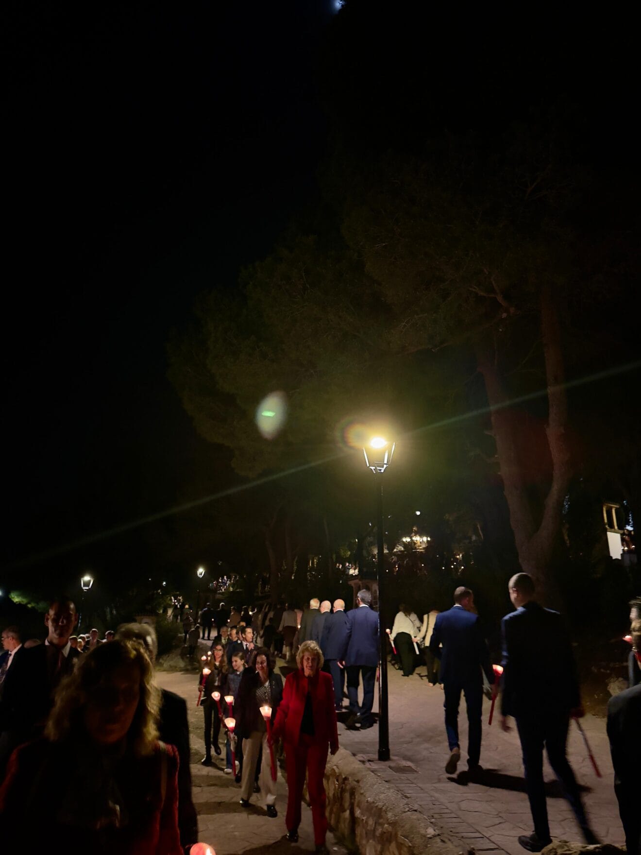 Camino del Calvario iluminado por las nuevas farolas