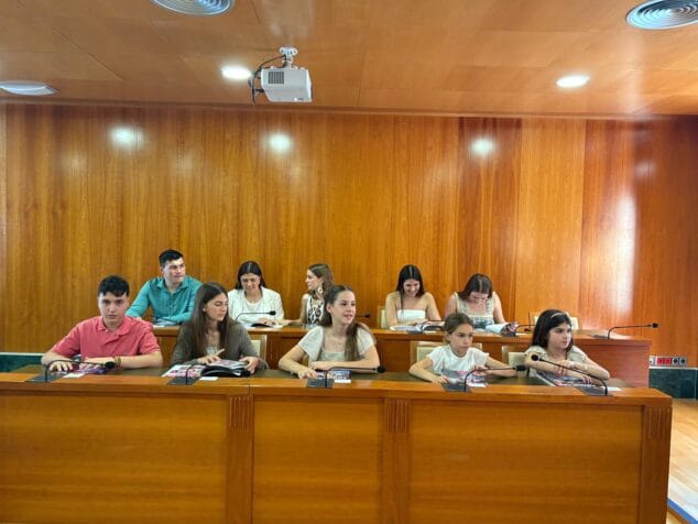 Imagen: Cargos festeros de Fogueres Xàbia 2025 en el acto de presentación del libro