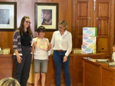 Los consellers infantiles reciben su diploma de compromiso en el final de curso