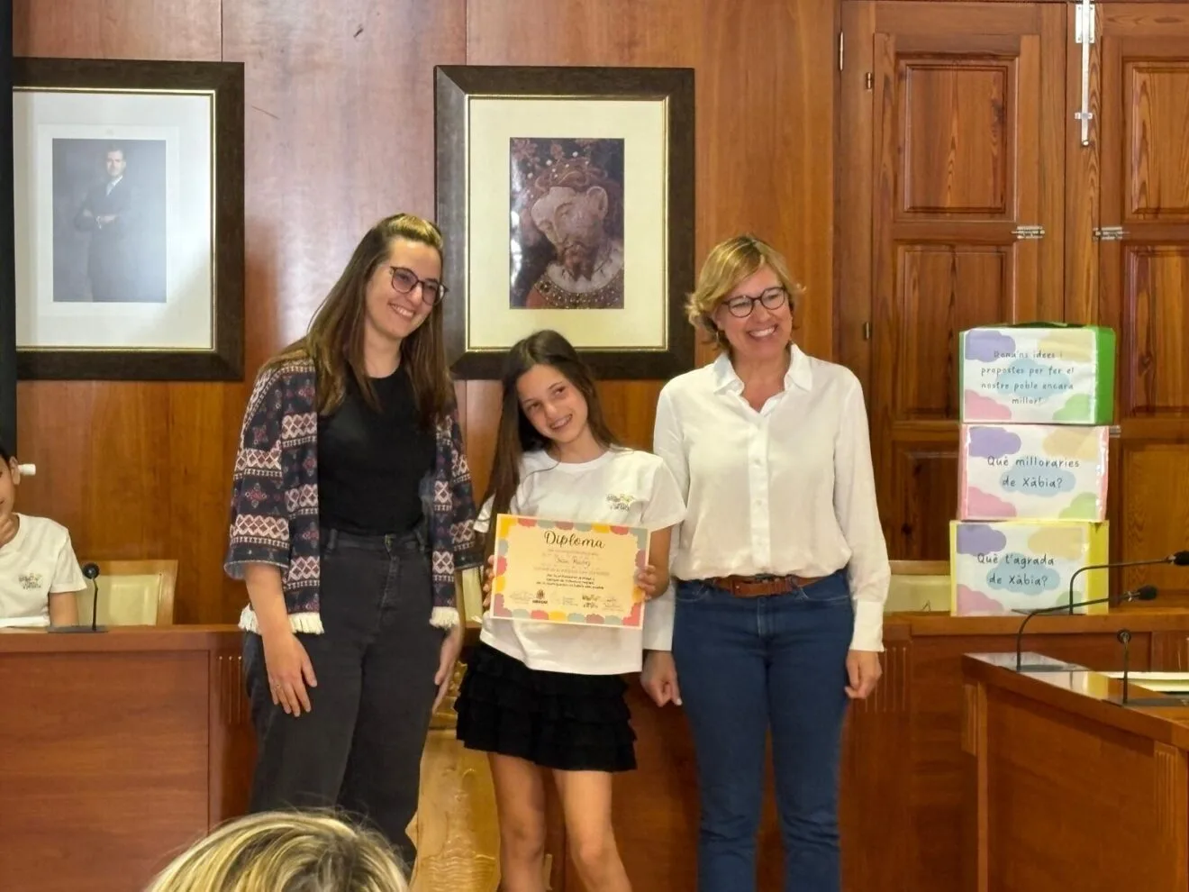Los consellers infantiles reciben su diploma de compromiso en el final de curso