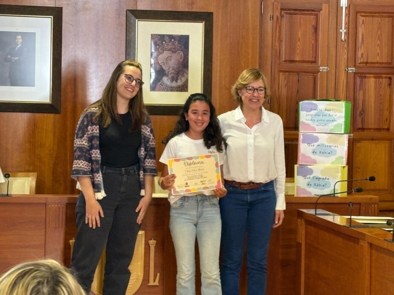 Los consellers infantiles reciben su diploma de compromiso en el final de curso