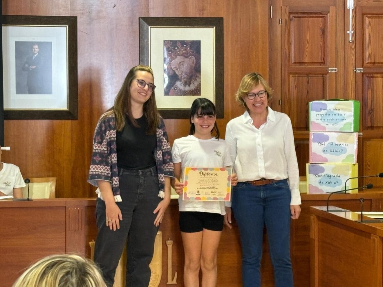 Los consellers infantiles reciben su diploma de compromiso en el final de curso