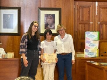 Los consellers infantiles reciben su diploma de compromiso en el final de curso