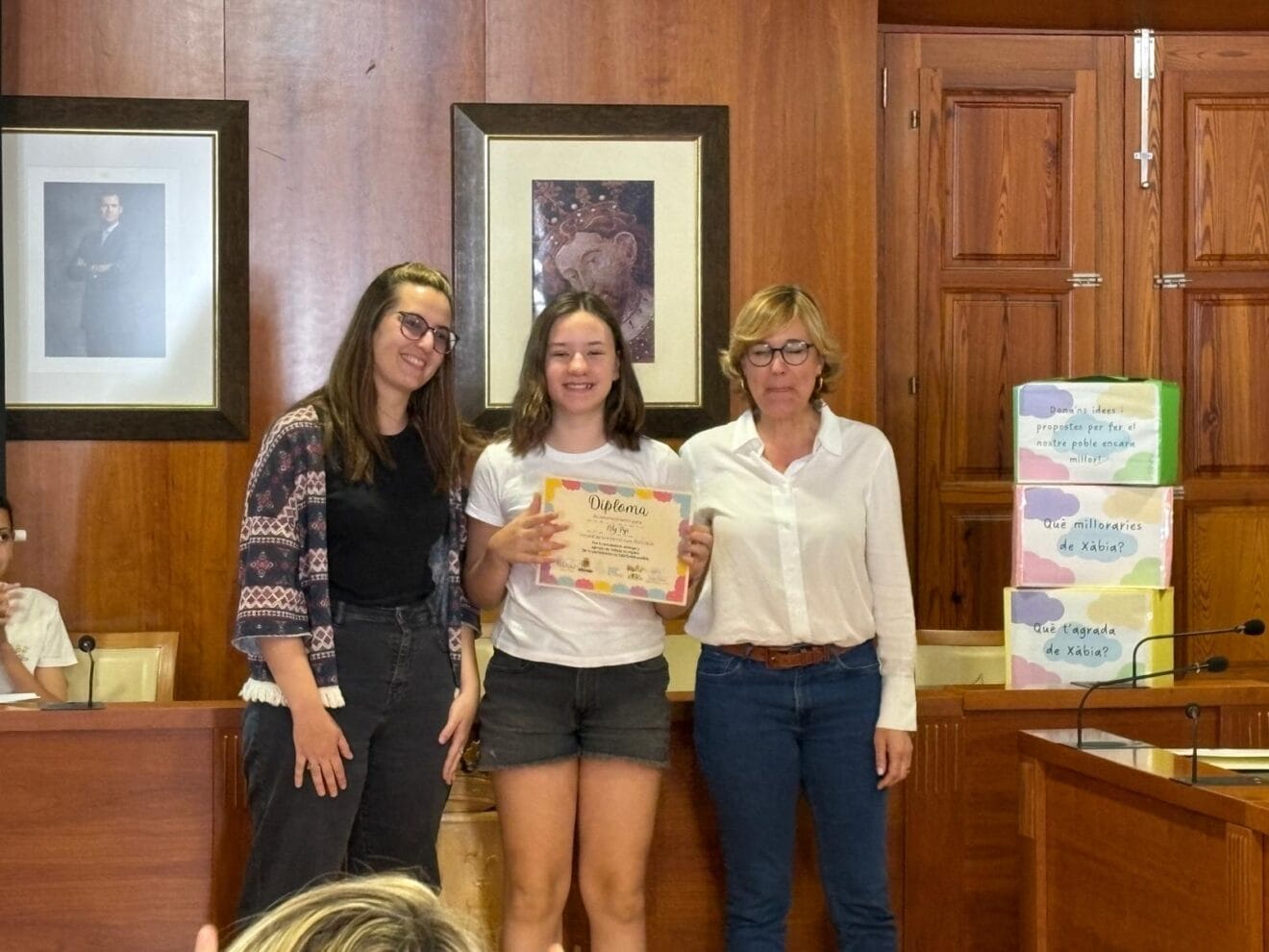 Los consellers infantiles reciben su diploma de compromiso en el final de curso