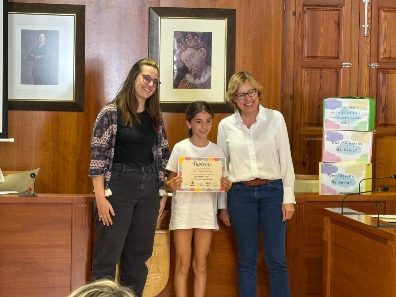 Los consellers infantiles reciben su diploma de compromiso en el final de curso
