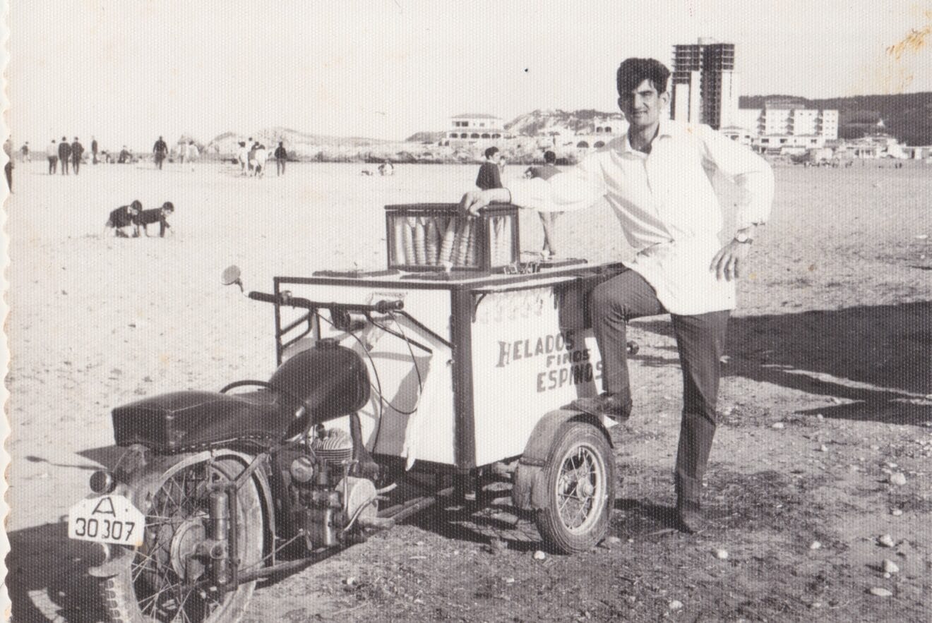 Fermín Espinosa con carrito motorizado en la playa del arenal