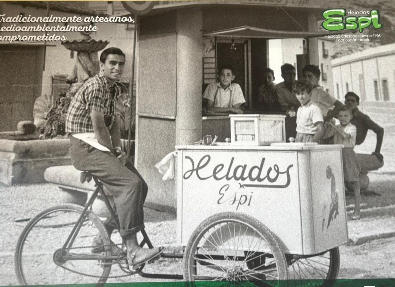 Eliseo Espí Cremades. Tras el quiosco la fuente luminosa de 1970