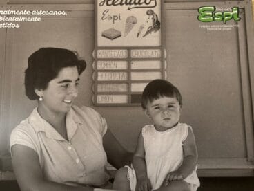 Luisa Gisbert Verdú con su sobrina Mº Luisa Espí Gibert en el local del pasaje a Bartolomé Ros