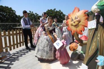 Laia Sedeño, reina infantil indultando el ninot