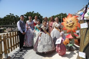 Laia Sedeño, reina infantil indultando el ninot