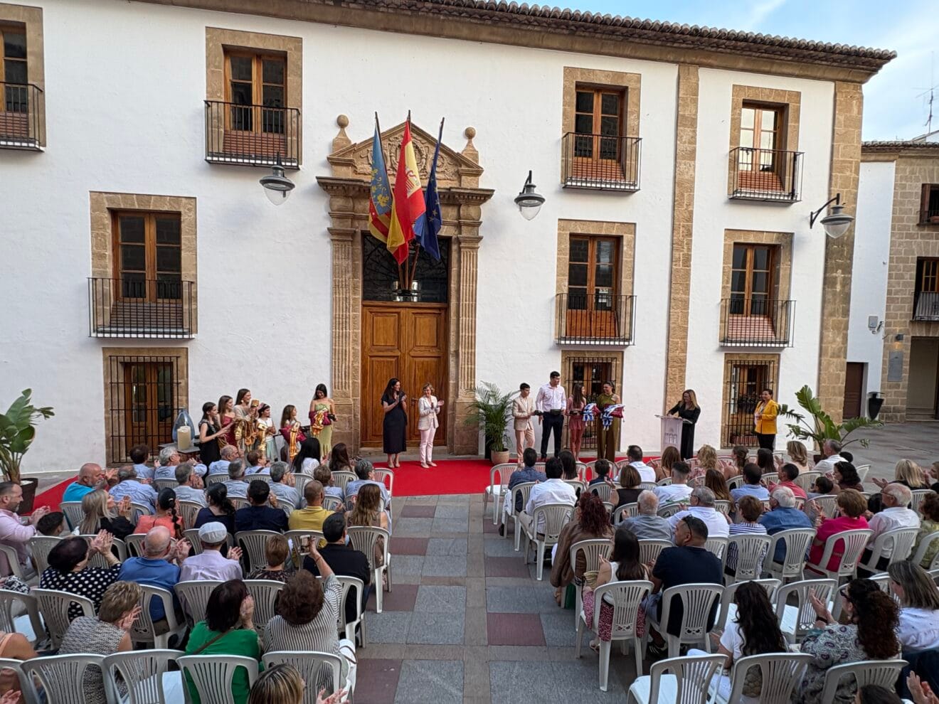 Acto de entrega de bandas y distintivos a cargos de Fogueres 2025