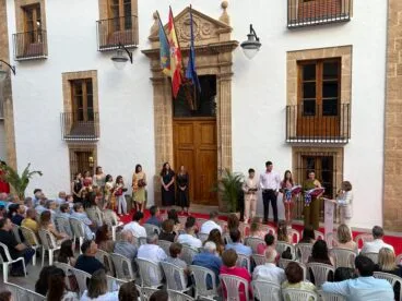 Acto de entrega de bandas y distintivos a cargos de Fogueres 2025 (24)