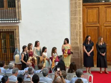 Acto de entrega de bandas y distintivos a cargos de Fogueres 2025 (26)