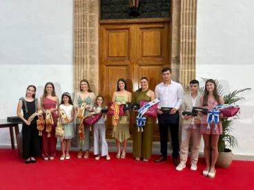 Acto de entrega de bandas y distintivos a cargos de Fogueres 2025 (28)