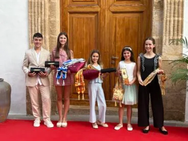 Acto de entrega de bandas y distintivos a cargos de Fogueres 2025 (30)