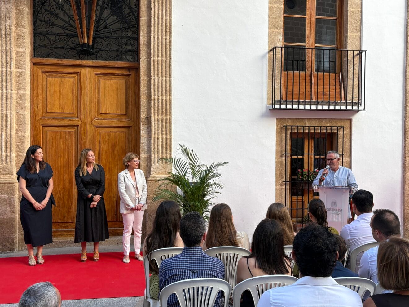 Acto de entrega de bandas y distintivos a cargos de Fogueres 2025 (7)