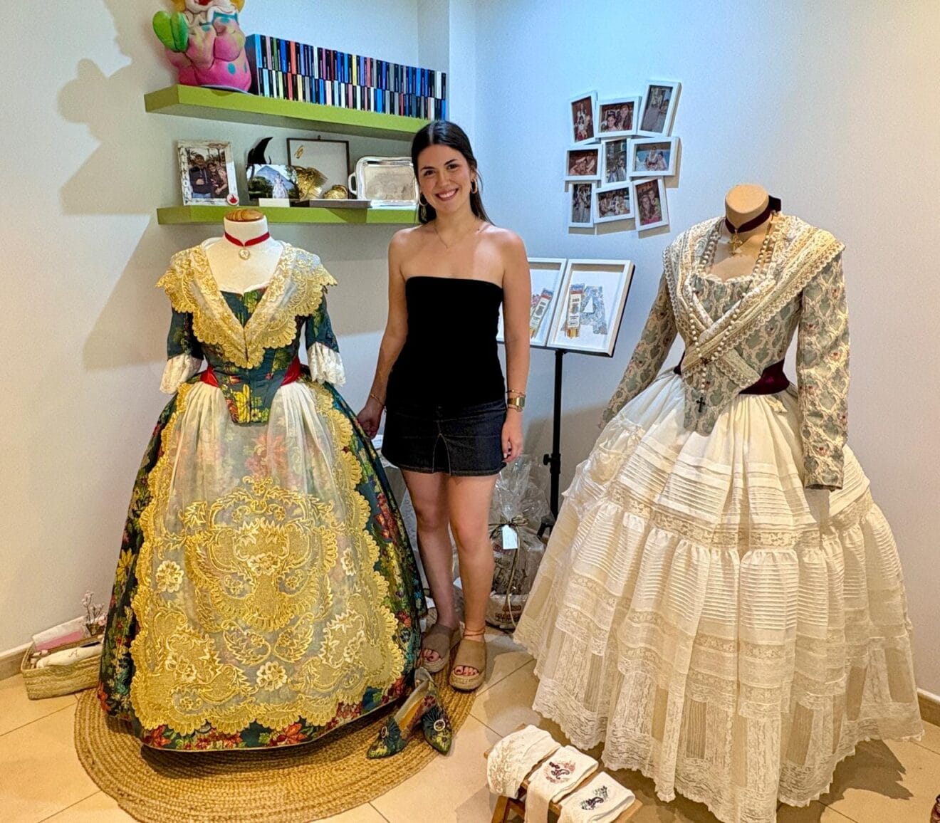 Ainhoa Buigues, reina de Les Fogueres de Sant Joan Xàbia 2025, junto al traje de su tía que lucirá en fiestas