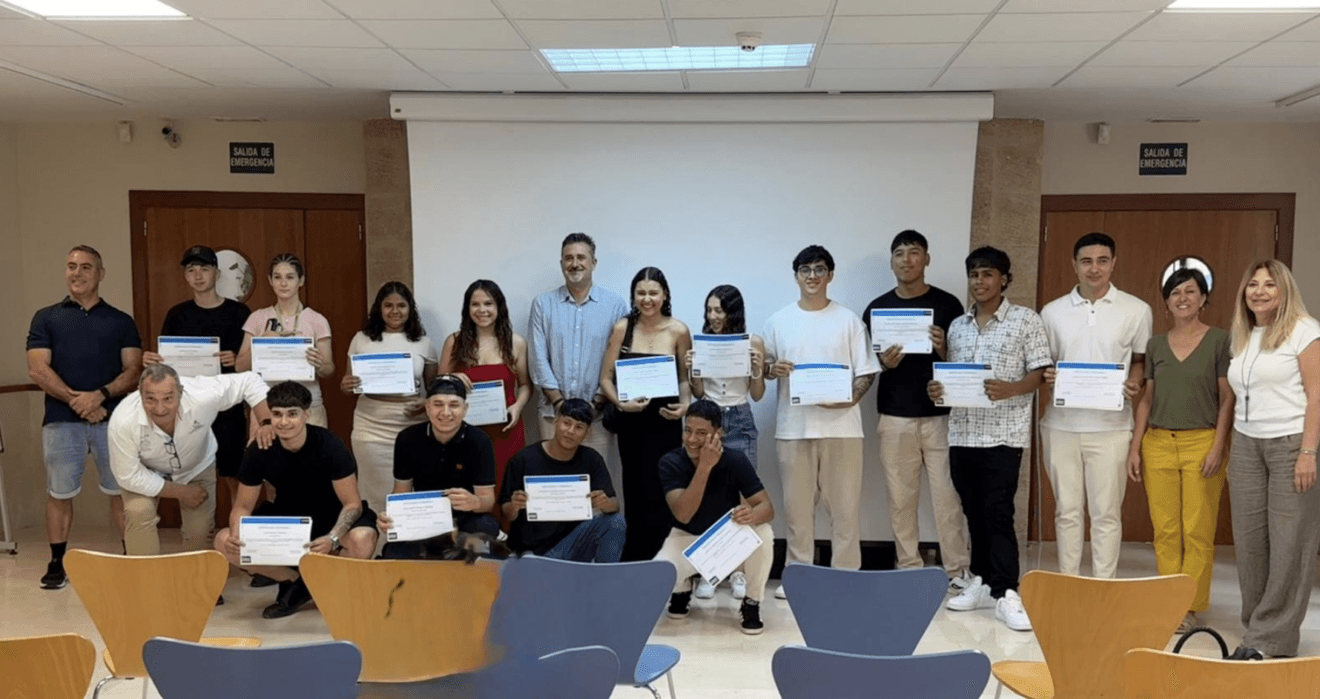Alumnos del Ciclos Formativos de Creama Xàbia recogen los diplomas