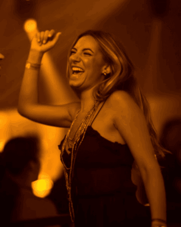 Ambiente cosmopolita y público en la discoteca de moda de Xàbia