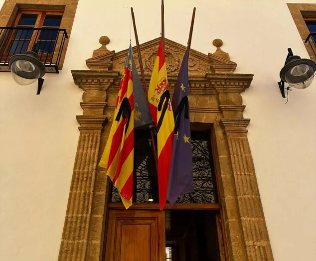 Imagen: Banderas a media asta en el Ayuntamiento de Xàbia