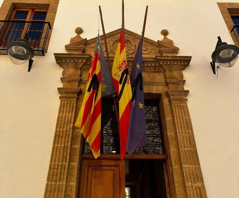 Banderas a media asta en el Ayuntamiento de Xàbia