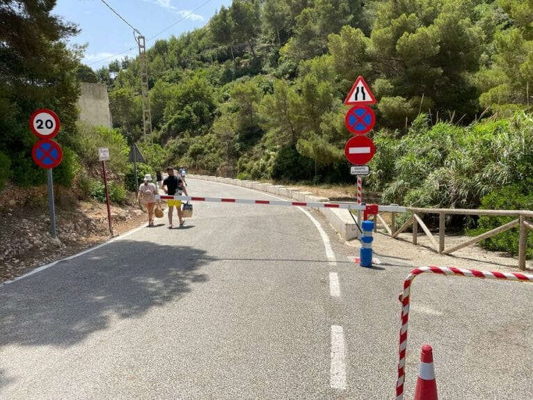 Barrera de control de acceso a la Cala Granadella