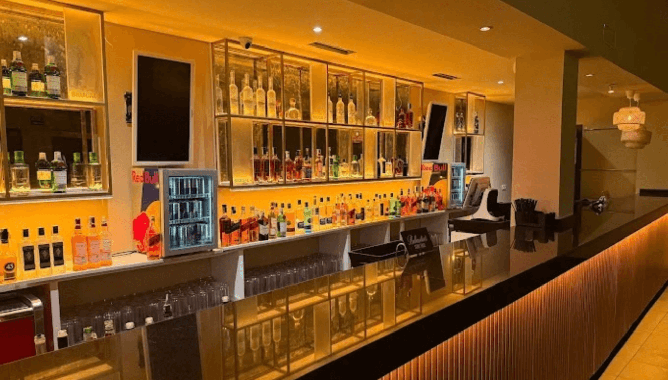 Botellas premium y reservado VIP para grupos en Social Club Xàbia