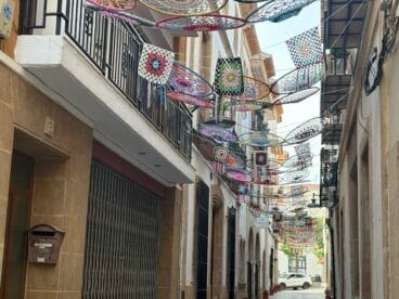 Calle Tossal de baix engalanada en Xàbia por Fogueres