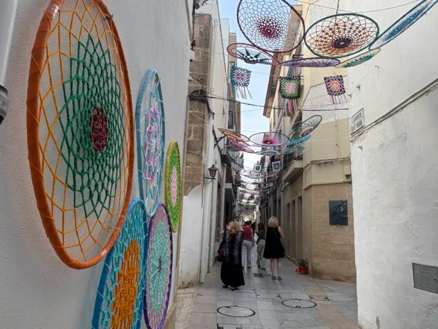 Imagen: Calles engalanadas en Xàbia. Calle Tossal de Baix