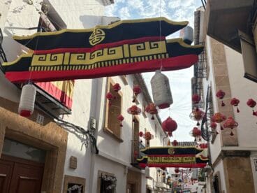 Calle Sant Pere Martir engalanada en Fogueres Xàbia